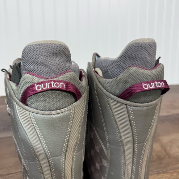 burton emerald snowboard boots women' Mint - Women's - Black which increases heel hold by integrating three lacing zones around the ankle all tightened with a single dial Emerald Snowboard Boots Womens